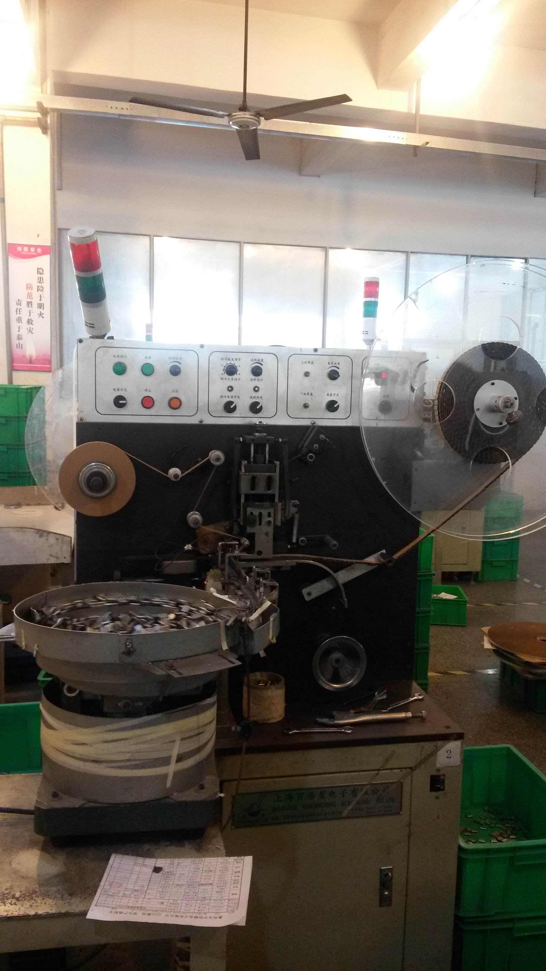 金屬膜電容器廠家車間 金屬膜電容器廠家車間